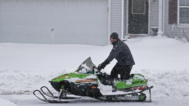 Usa, in fuga dal virus con la motoslitta