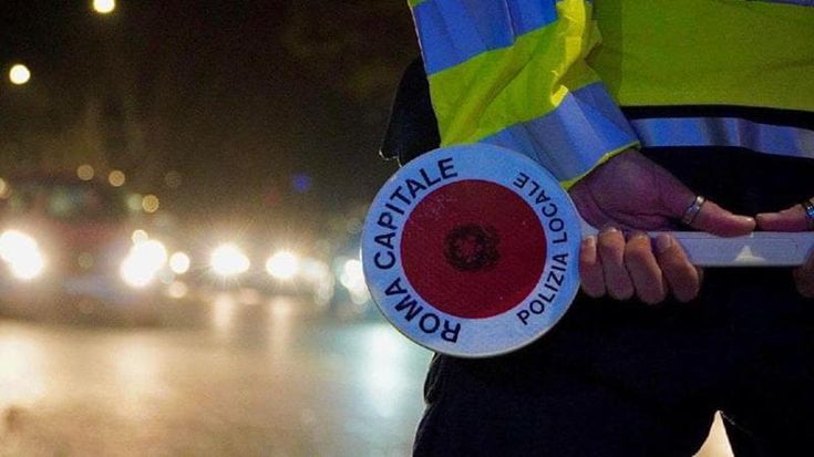 Via Braccianese, perde il controllo dell’auto e finisce fuori strada: morto giovane di 23 anni