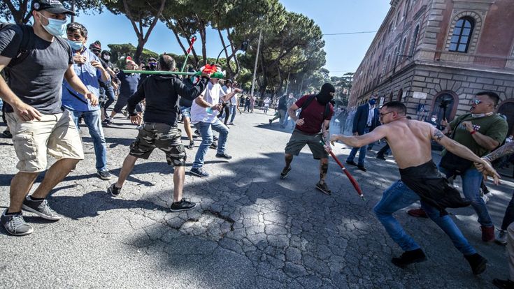 Roma, con gli occhi ben aperti contro il ritorno di quegli inni al duce