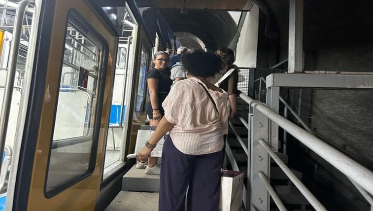 Guasto funicolare di Chiaia, ferma per 20 minuti: passeggeri scendono sotto il tunnel di Palazzolo