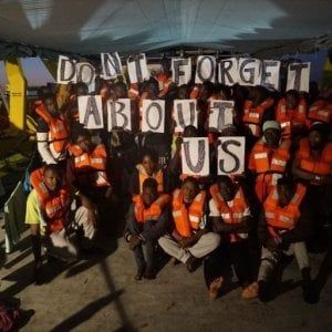 Migranti, nave madre lascia barchino a 25 miglia da Lampedusa e scappa. Tre gommoni alla deriva con centinaia a bordo, nessuno interviene