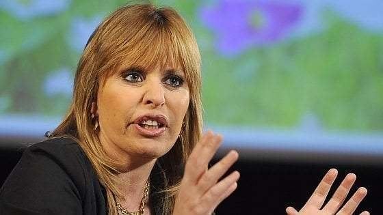 "Fascista di m...", Alessandra Mussolini minacciata. Nel pacco ordinato da Leroy Merlin anche un pupazzo a testa in giù
