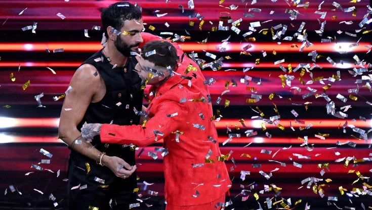 Marco Mengoni: "Dedico la vittoria alle donne, dobbiamo fare ancora tanto per loro in Italia"
