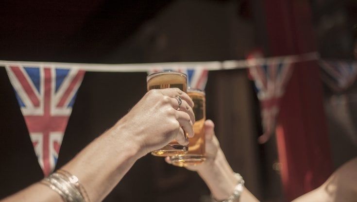 Bari, al pub a ogni tavolo si parla una lingua diversa: "Così si fa pratica davanti a un drink"