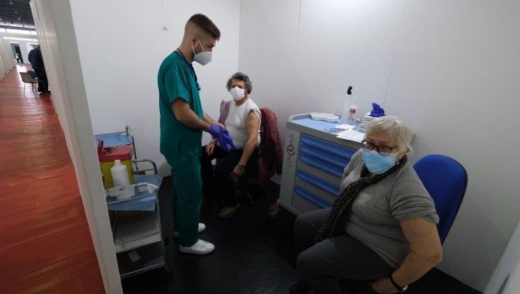 Covid, sempre più positivi dopo il vaccino. Gli esperti: "Casi da tenere sotto controllo"