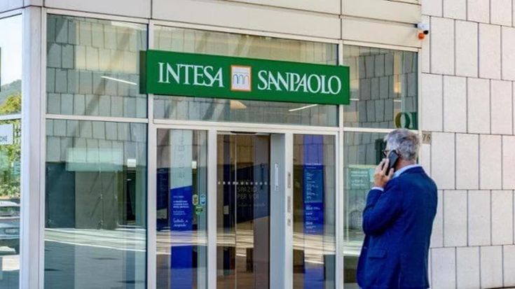 Conti dei clienti spiati, scoperti altri 3 dipendenti di banca Intesa: tra vittime altri politici