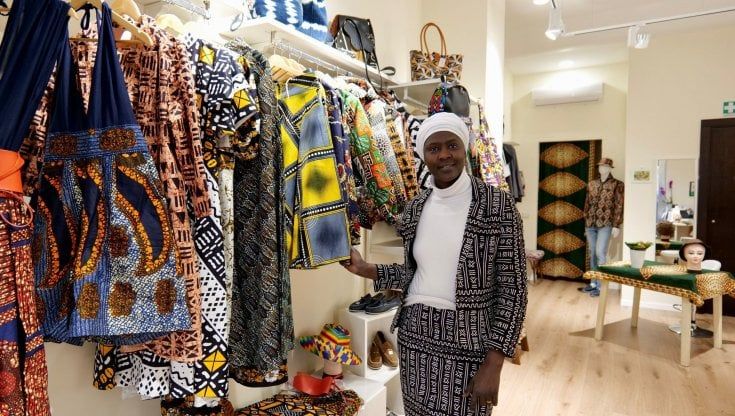 Bari, in via Putignani un negozio di abbigliamento made in Senegal: "Offriamo il make up gratuito alle clienti"