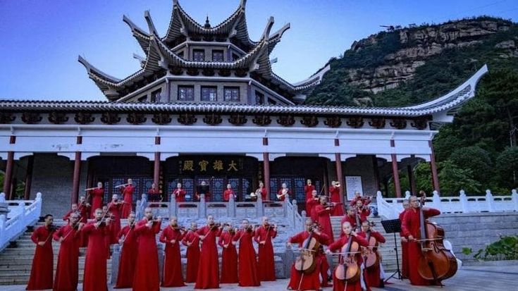 Al teatro Duse l’orchestra dei monaci zen: “Suoniamo la pace”