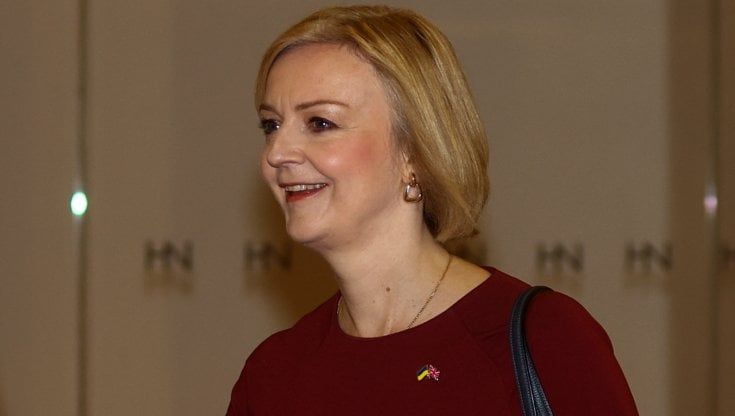 Crollo della sterlina, la premier britannica Truss: "Avrei dovuto preparare meglio il terreno per il taglio delle tasse"
