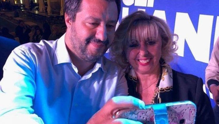 Il diktat di via Bellerio: "Via tutti i selfie con la sindaca nemica dei poveri"