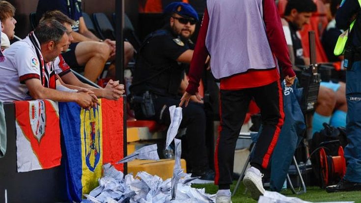 I tifosi del Rayo Vallecano contro il trasloco: aeroplanini in campo e gara sospesa