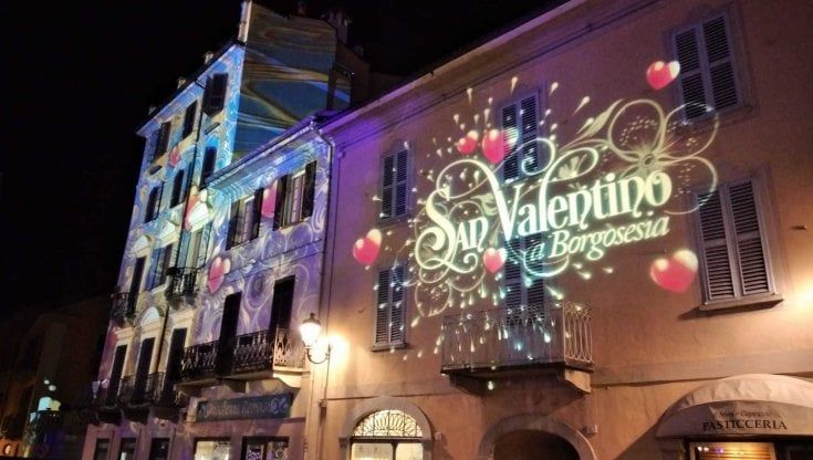 San Valentino, Borgosesia si illumina con i colori dell'amore per una settimana