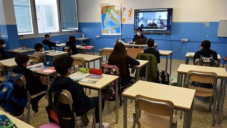 Scuola, emergenza Puglia. I sindacati: "Troppe classi pollaio, per la ripresa in sicurezza servono oltre 1.100 docenti"