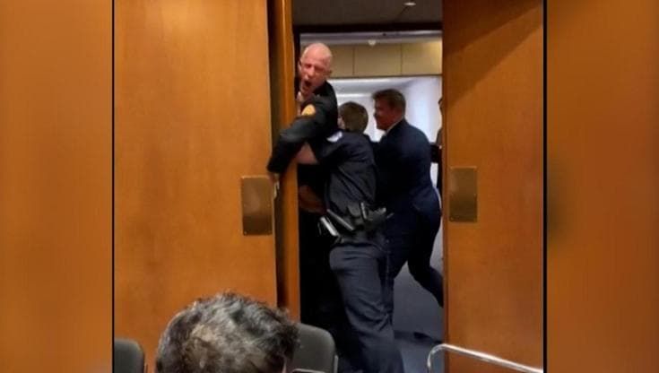 Usa, l’ex Marine protesta al Senato contro la guerra in Iran: la sicurezza gli spezza un braccio