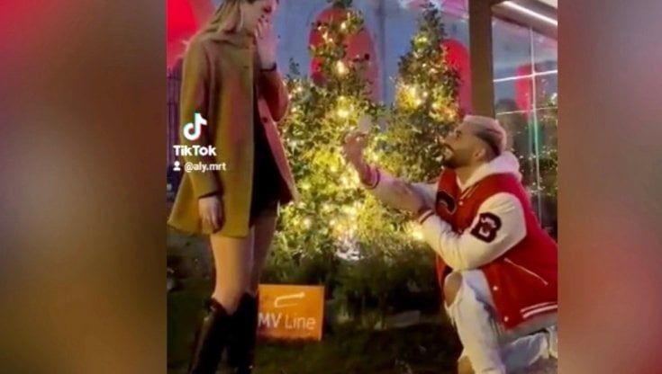 "Mi vuoi sposare?": a Bari sono di tendenza le proposte di matrimonio sotto l'albero di Natale di  piazza del Ferrarese