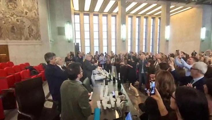A Milano i magistrati festeggiano la vittoria del No al referendum tra abbracci e bottiglie stappate