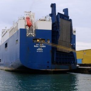 Nave delle armi, la vittoria dei portuali: la Yanbu non carica i materiali militari, e la Cgil ferma gli altri porti 