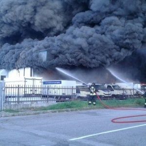 Ferrara, violento incendio alla Bofrost: 2,5 milioni di danni