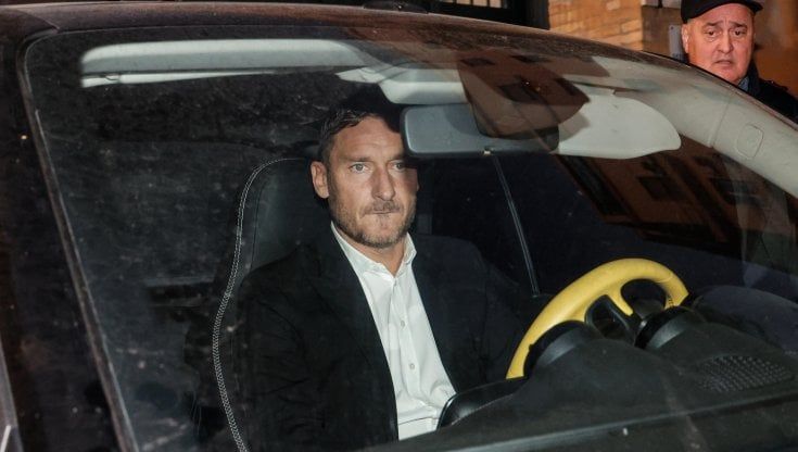 Totti risponde a Ilary Blasi: "La scuola calcio è mia"