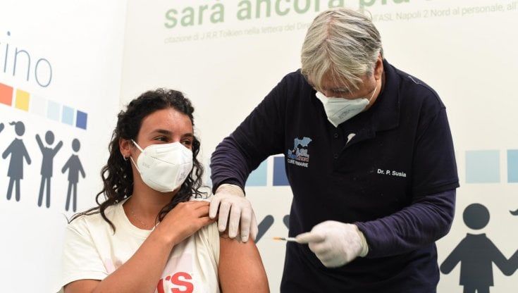 Vaccini, arrivano tre milioni di dosi. L’ora degli over 50: assalto alle prenotazioni