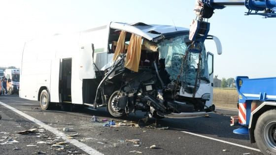 A14, bus in gita scolastica si scontra con un tir, 25 feriti