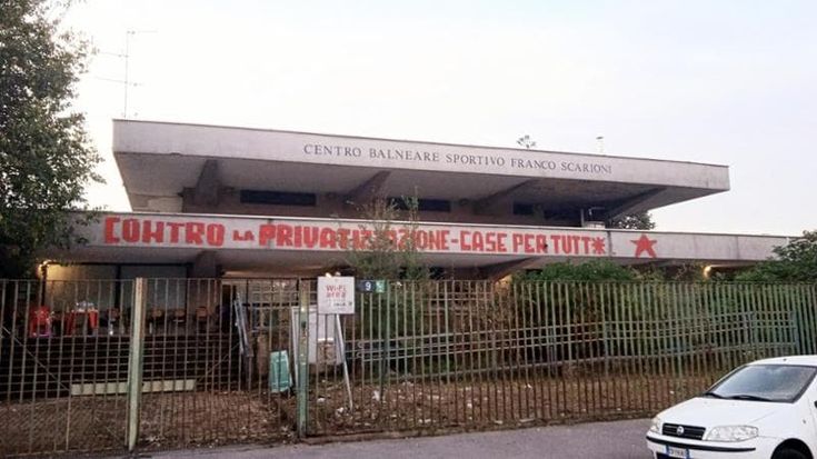 Senzatetto e migranti occupano la piscina Scarioni, l’impianto di Niguarda in attesa dei lavori di risanamento