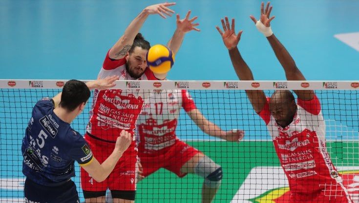 Volley, Piacenza batte Trento e conquista la Coppa Italia:  il presidente Mattarella premia i vincitori