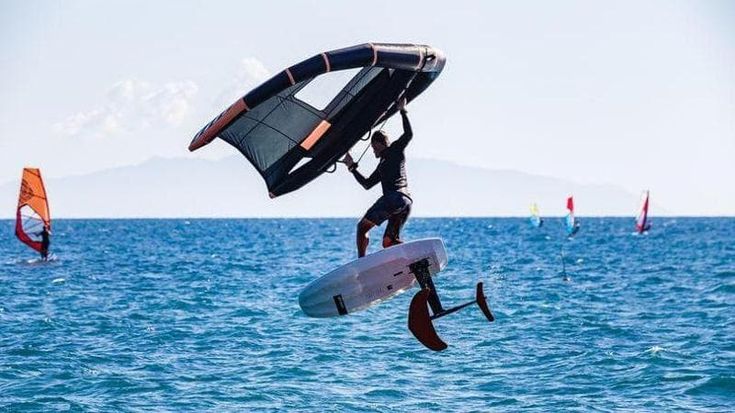 Tra le onde e nel vento, in Toscana è wing foil mania