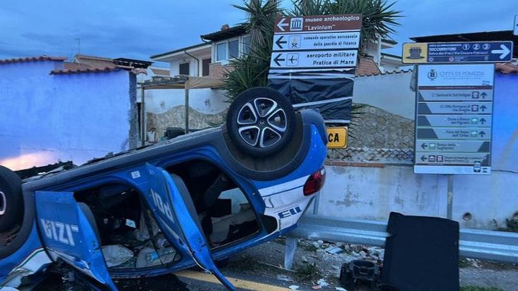 Slalom in pieno giorno: ladro inseguito da agenti. La volante si ribalta, poliziotti in ospedale