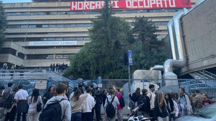 Occupato il Morgagni a Monteverde. Studenti: “In lotta con i lavoratori”. La preside denuncia