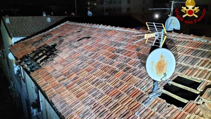 Incendio in una casa a Vercelli: tetto distrutto e un uomo in ospedale