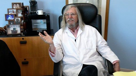 Coronavirus, Macron incontra il "guru" della clorochina