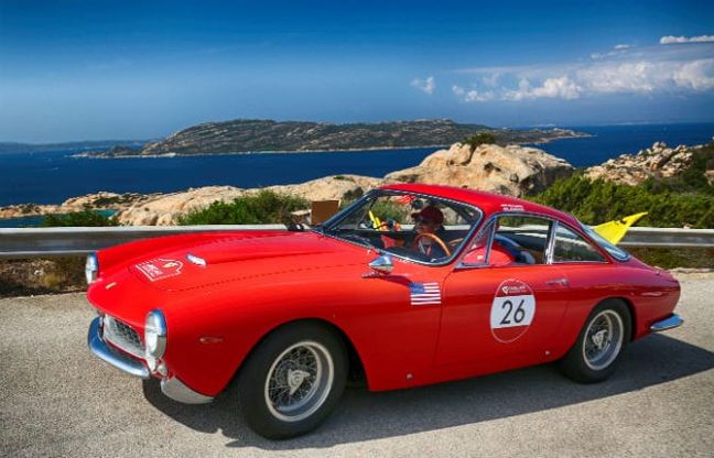 Ferrari colora le strade della Sardegna