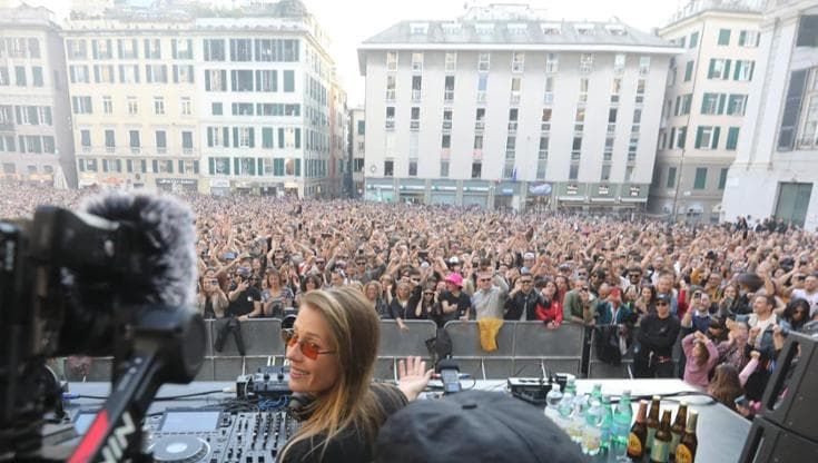 Charlotte De Witte conquista Genova, in migliaia a ballare in piazza Matteotti