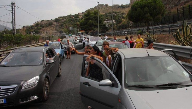 Incidente in autostrada a Capaci, centinaia di pendolari imbottigliati
