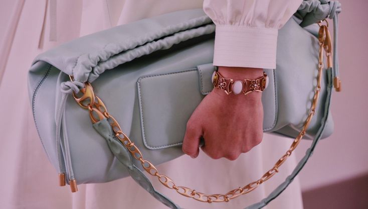 Abbina una pillow bag al tuo outfit: morbida e colorata