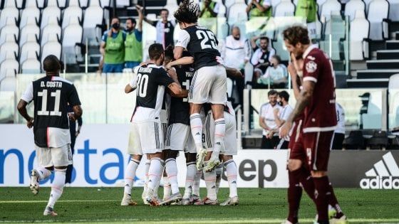 Juventus-Torino 4-1, Dybala e Ronaldo decidono il derby. E Buffon entra nella storia
