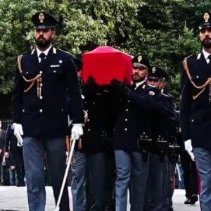 Trieste si ferma per l'ultimo saluto ai poliziotti uccisi in Questura: "I nostri figli delle stelle"