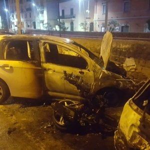 Castellammare, due auto e uno scooter a fuoco nella notte