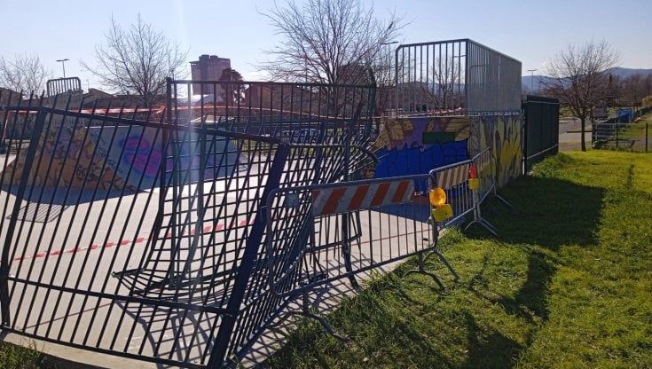 Auto nello skate park gli abitanti chiedono:  “Più protezioni”