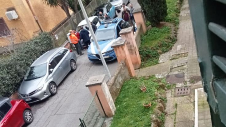 Garbatella, si finge poliziotto per rapinare un anziano con l’alzheimer. Poi aggredisce il figlio
