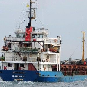 Grecia, ore di allarme per cargo con centinaia di migranti siriani