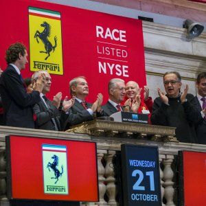 Ferrari scende sotto il prezzo di collocamento poi risale
