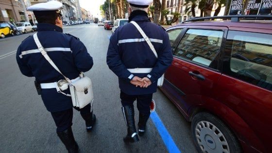 Bari, calci e pugni ai vigili: parcheggiatore abusivo arrestato al concerto di Laura Pausini