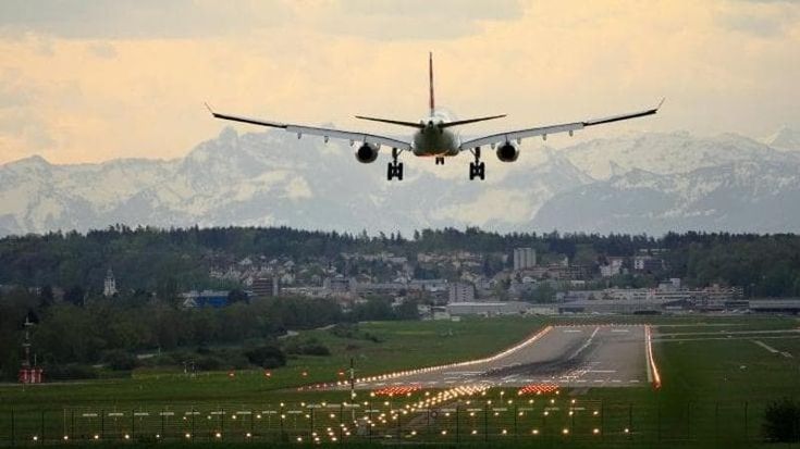 Biglietto in business, posto in economy: quali sono i diritti in aereo in caso di declassamento