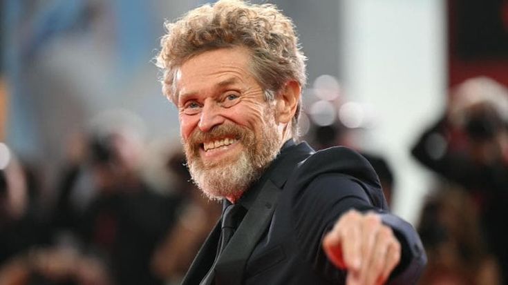 Willem Dafoe resta alla guida della Biennale Teatro: confermato direttore artistico fino al 2028