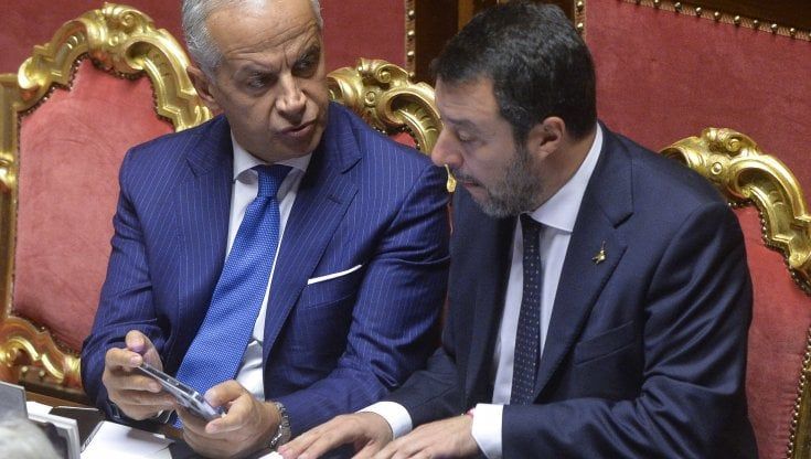 Soccorsi sì, porti aperti no. La strategia di Piantedosi per smarcarsi da Salvini