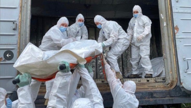 I cadaveri dei soldati russi nei vagoni frigo: "Li raccogliamo noi ucraini, ma non li rivogliono"