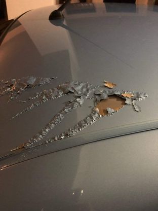Potenza, atto vandalico vicino all'università: buttano dell'acido su auto parcheggiata
