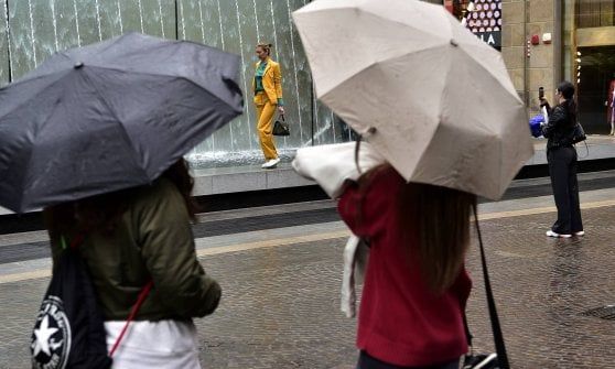 Maltempo:bloccato in auto con bimbo dalla pioggia in un sottopasso 